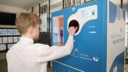 «Нижнекамскнефтехим» установил фандоматы для сбора пластика еще в двух школах