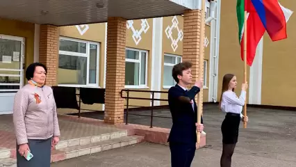 В школах Татарстана начали проводить церемонии поднятия флага