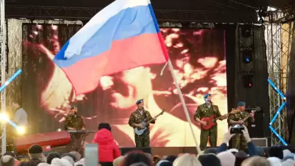 В Нижнекамске на концерте «Za Россию» выступает группа «Голубые береты»