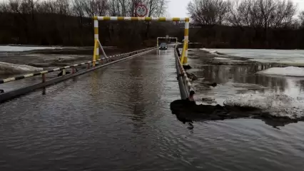 Паводковыми водами в Азнакаевском районе  подтопило низководный мост