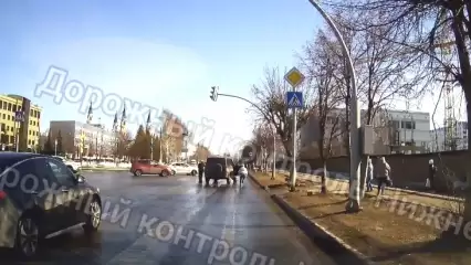 Момент наезда на жительницу Нижнекамска около ТЦ «Олимп» попал на видео
