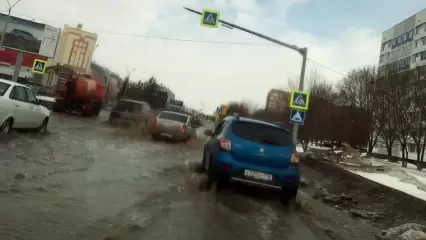 «А где хваленые ливнёвки?»: в Нижнекамске дороги ушли под воду