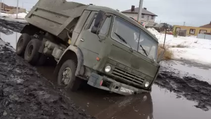 В челнинском посёлке в грязи «утонул» «КамАЗ»