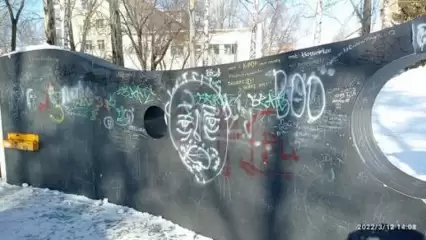 В Нижнекамске вандалы испортили сквер надписями и рисунками