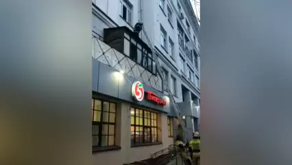 В Казани на ул. Восстания ребёнок выпал из окна квартиры на третьем этаже