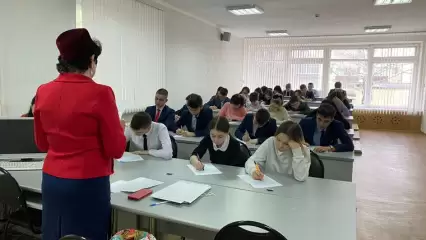 В Нижнекамске ученики школ и их родители написали диктант на татарском языке