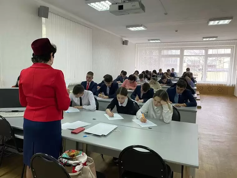 В Нижнекамске ученики школ и их родители написали диктант на татарском языке