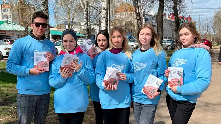 В Нижнекамске волонтёры помогают горожанам на голосовании за объекты благоустройства