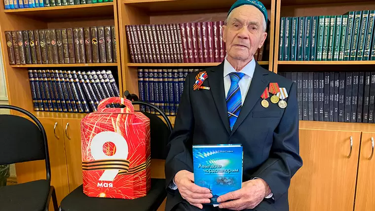 В Нижнекамске ветеран тыла Гумер Сафин выпустил книгу в возрасте 94-х лет