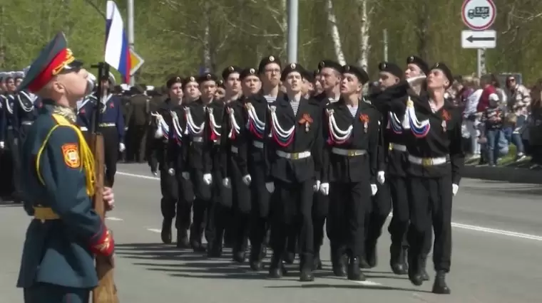 В Нижнекамске более 500 человек приняли участие в параде Победы
