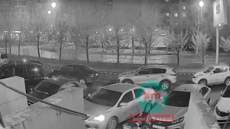 Момент падения мужчины в Казани попал на видеокамеру