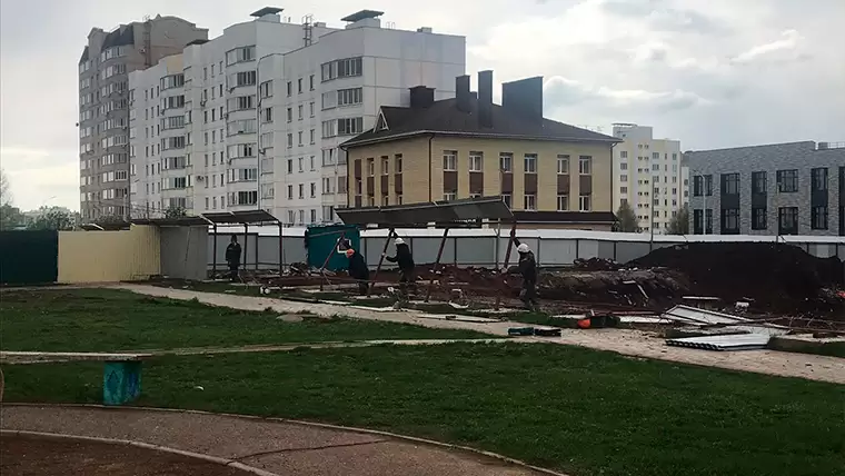 В Нижнекамске рабочие принялись ставить забор на стройке «Адымнар»