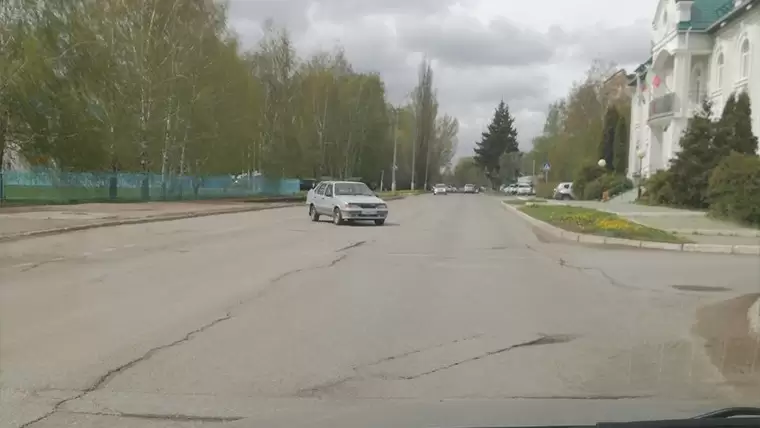 Жители Нижнекамска заметили авто без водителя, стоявшее поперёк дороги