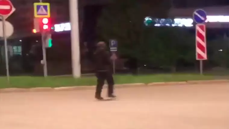 В Нижнекамске сняли на видео пешехода, который ходит задом наперед