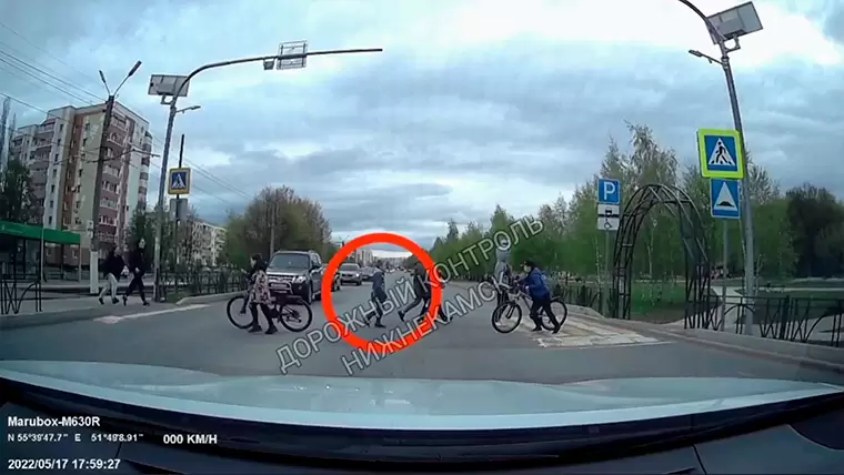В Нижнекамске на видео попал момент, как ребёнок чуть не попал под колёса авто