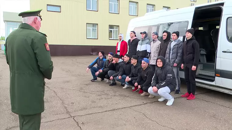 В Нижнекамске 14 человек ушли в армию с первой отправки в весеннем призыве
