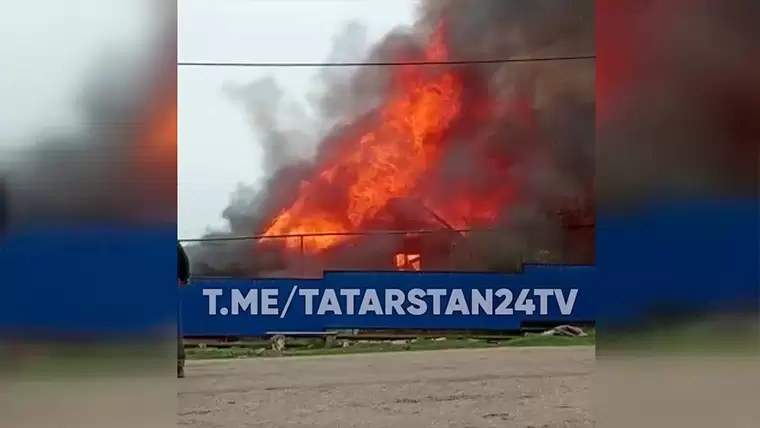 В Татарстане сильный пожар охватил частный дом