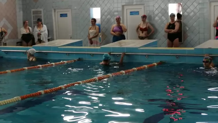 В Нижнекамске между сотрудниками детской больницы прошли соревнования по плаванию