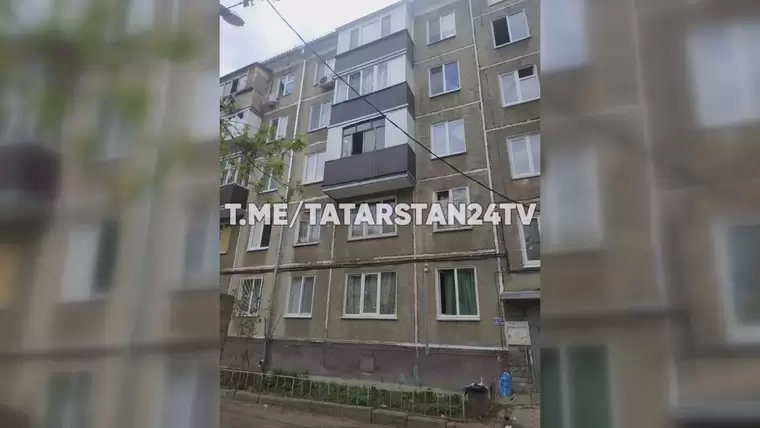 В Татарстане из окна выпала четырехлетняя девочка