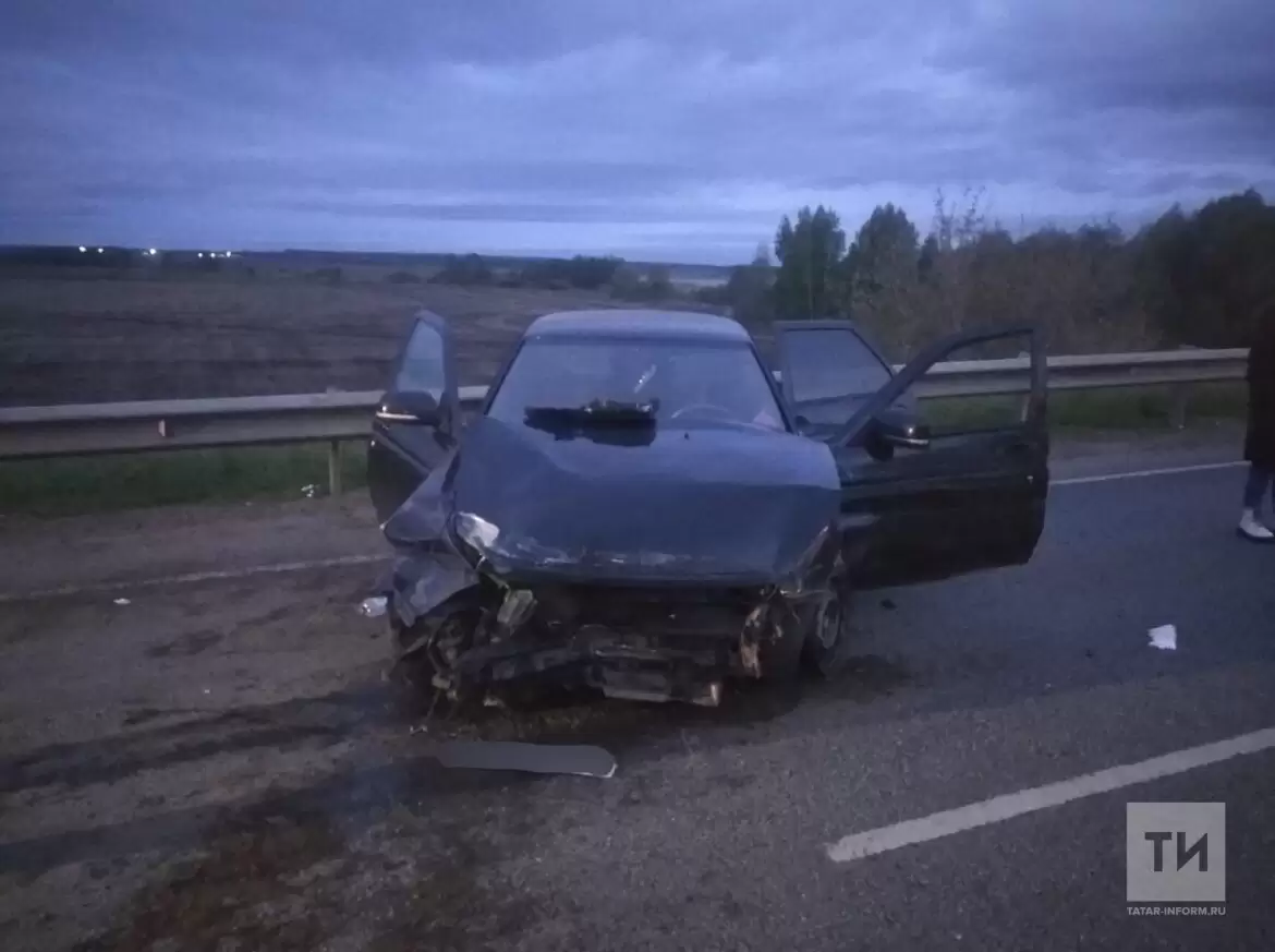 В Татарстане автоледи за рулем «Приоры» влетела в отбойник моста, один человек погиб