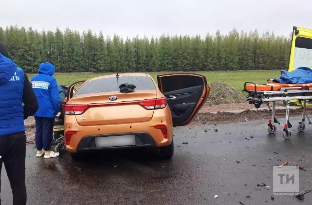 Водитель легковушки заснул за рулём и врезался в фуру на трассе в Татарстане