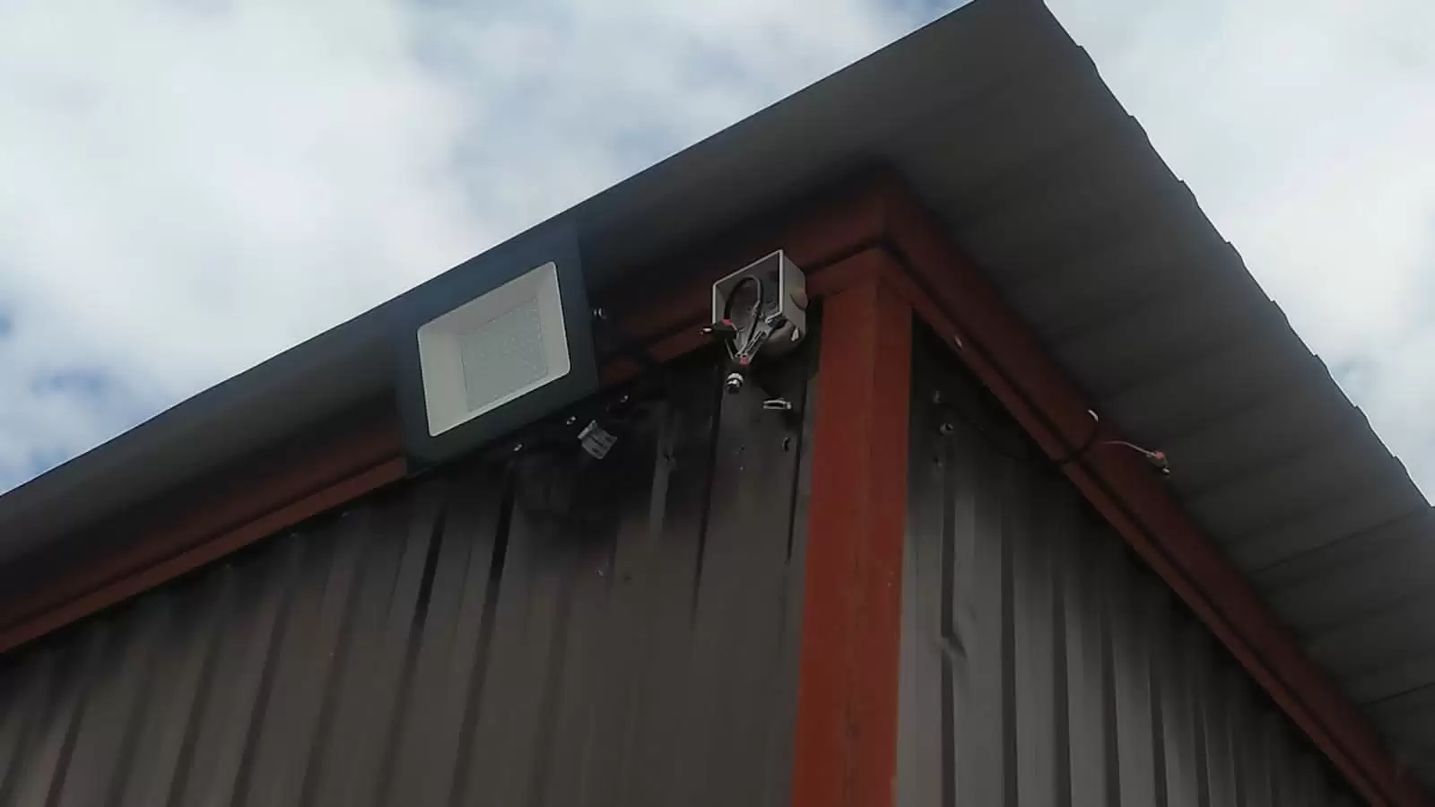 В Нижнекамском районе мужчина беспричинно разбил три камеры видеонаблюдения