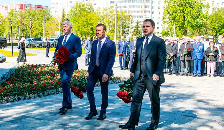 В День химика руководители СИБУРа и Нижнекамска возложили цветы к бюсту Николая Лемаева