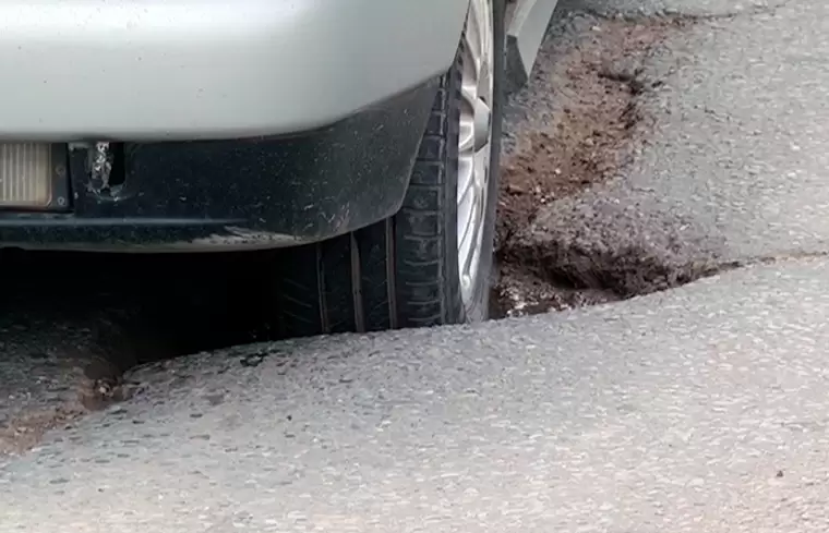 В Татарстане автовладелец отсудил у исполкома города полмиллиона рублей за яму на дороге