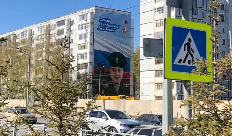 В Казани на одном из домов появился мурал в честь Героя России Дамира Гилемханова