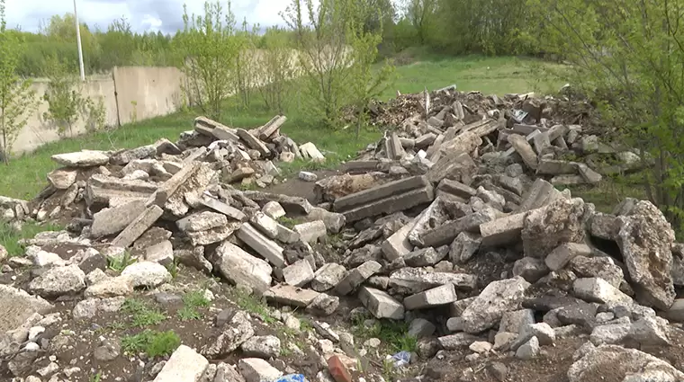 Реке Омшанка в Нижнекамске грозит исчезновение: уже третий год к ней свозят крупный строительный мусор