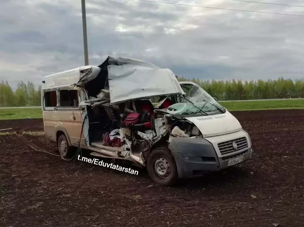 Один человек погиб при столкновении микроавтобуса с грузовиком на трассе в Татарстане