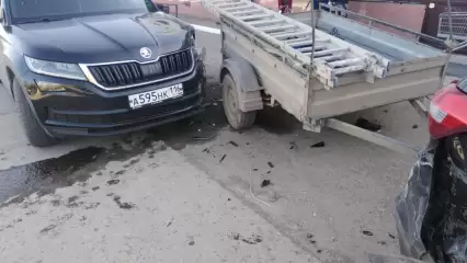 В Татарстане пьяный водитель сбил мужчину с ребёнком на парковке ТЦ