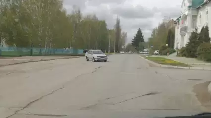 Жители Нижнекамска заметили авто без водителя, стоявшее поперёк дороги