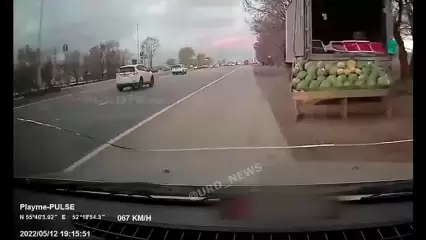 В Челнах водитель врезался в киоск с арбузами - видео