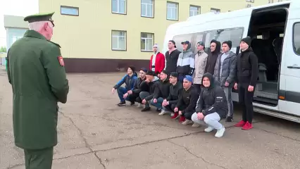 В Нижнекамске 14 человек ушли в армию с первой отправки в весеннем призыве