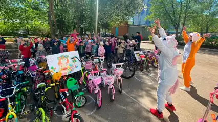 В преддверии Дня добрососедства нижнекамцы устроили велозабег и отведали блинов - НТР 24