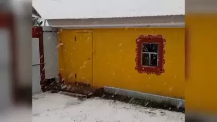 Жители Татарстана пятого мая сняли на видео падающий снег