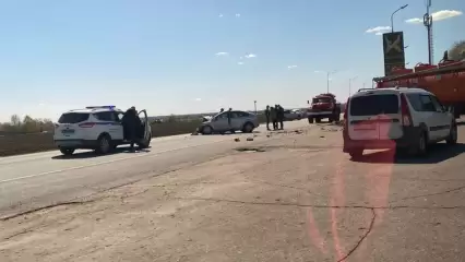 В Нижнекамском районе около АЗС столкнулись бензовоз и легковушка - НТР 24