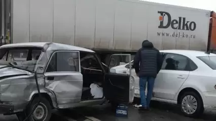 На трассе М-5 в Татарстане произошло массовое ДТП с участием фуры