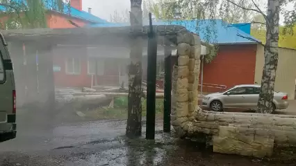 В Нижнекамске рядом с поликлиникой на Менделеева из теплотрассы забил «фонтан»
