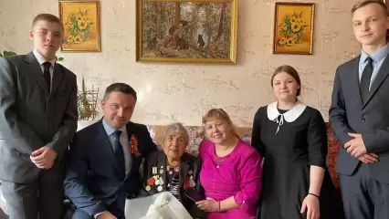 В Нижнекамске в преддверии Дня Победы поздравили ветерана Великой Отечественной войны Рукию Сахабутдинову