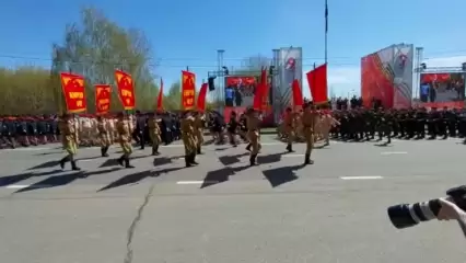 В Нижнекамске начался парад, посвящённый Дню Победы