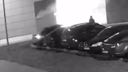 В Нижнекамске попал на видео поджигатель, из-за которого чуть не сгорели припаркованные машины