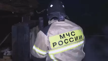 В Казани спасатели обнаружили тело мужчины в сгоревшем доме