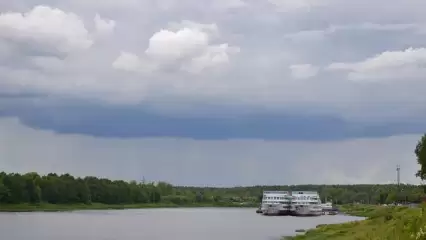 На Волге под Казанью груженый металлоломом теплоход сел на мель