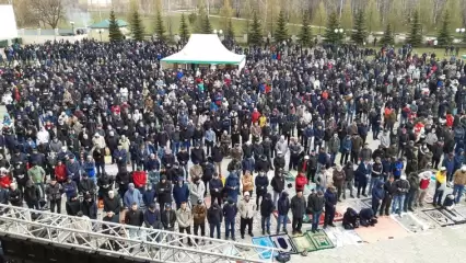 В праздник Ураза-байрам на намаз в Центральной Соборной мечети Нижнекамска собрались сотни мусульман