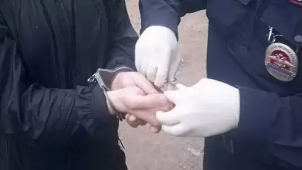 В Нижнекамске мужчина привлек внимание полиции, сбросив неизвестный свёрток на землю