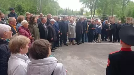 В Нижнекамске торжественно открыли мемориальную табличку памяти Николая Зеленова