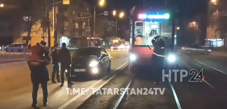 В Казани трамвай протащил несколько метров девушку, отлетевшую на рельсы после наезда иномарки