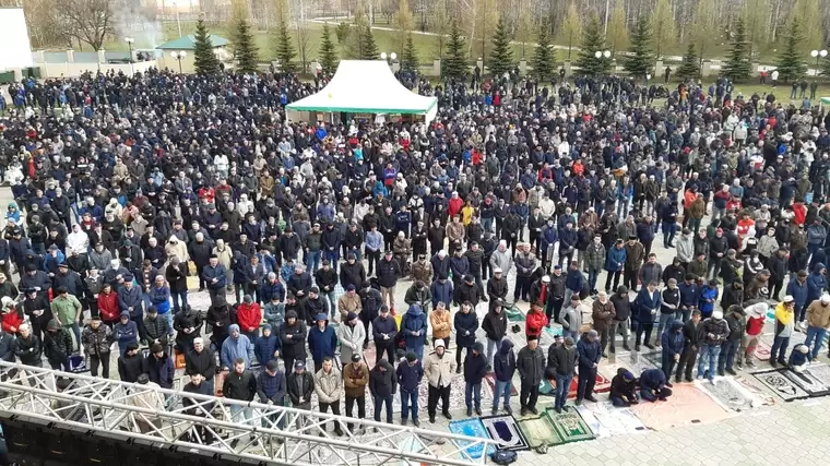 В праздник Ураза-байрам на намаз в Центральной Соборной мечети Нижнекамска собрались сотни мусульман